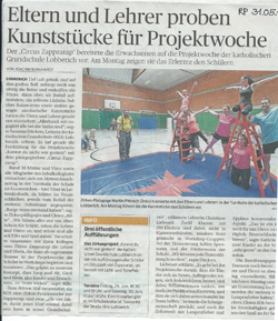 Eltern und Lehrer proben Kunststücke für Projektwoche