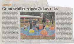 Grundschüler zeigen Zirkustricks